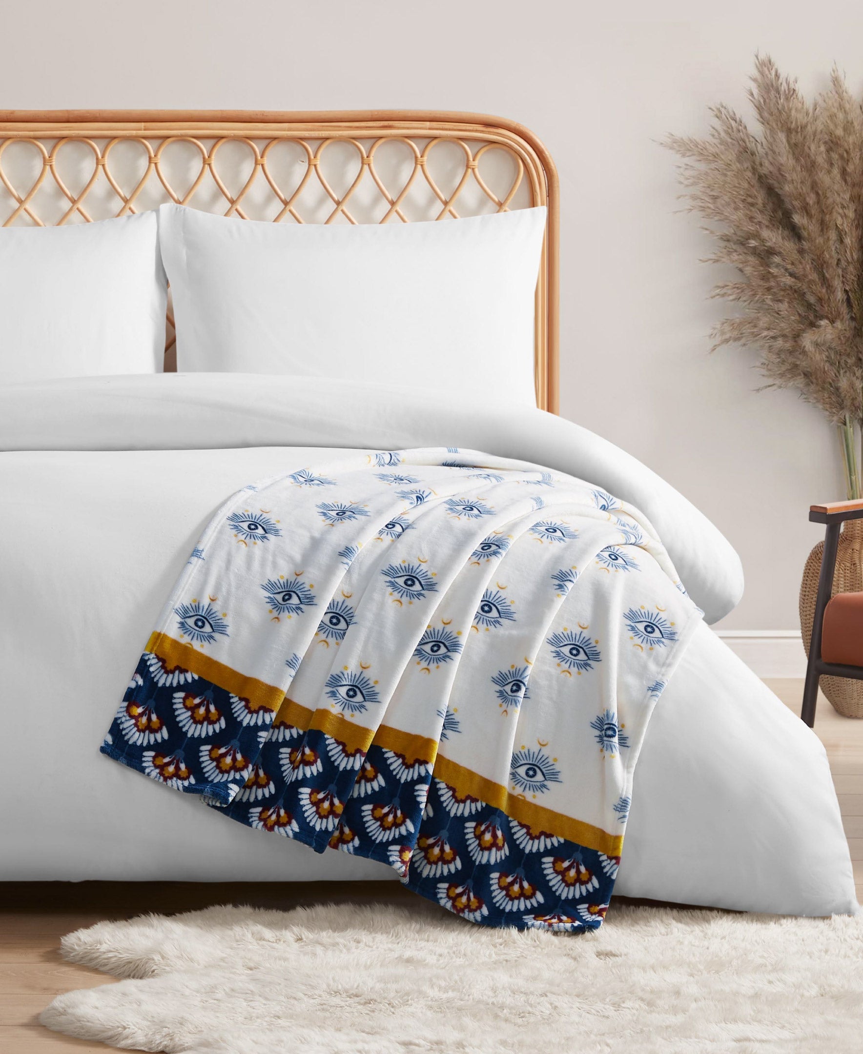 Celeste Plush Throw Plush - White & Navy
