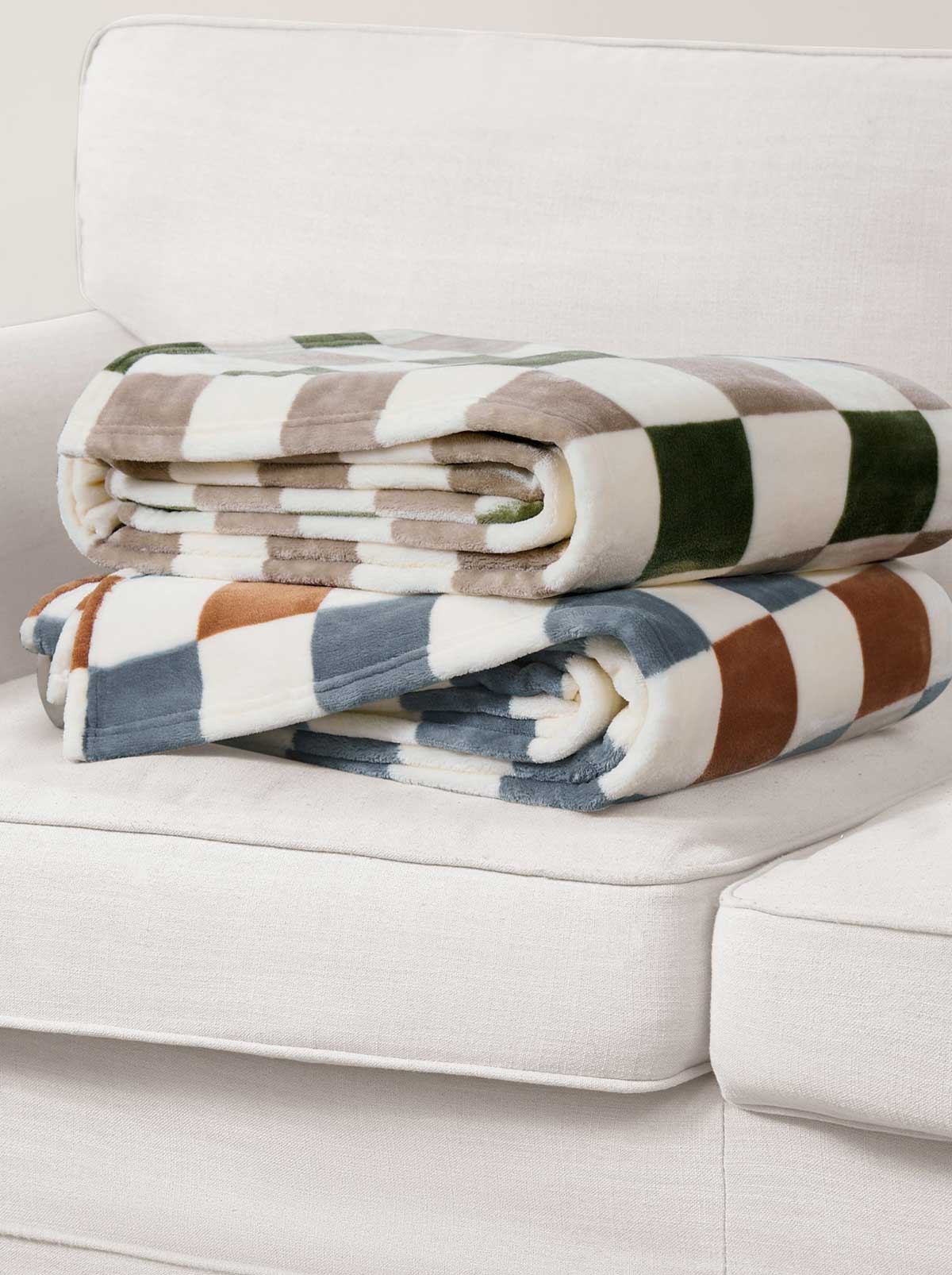 Emery Checkerbaord Plush Throw - Rust & Grey