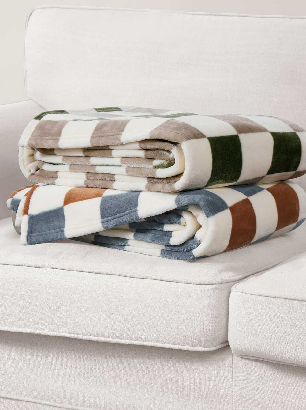 Emery Checkerbaord Plush Throw - Rust & Grey